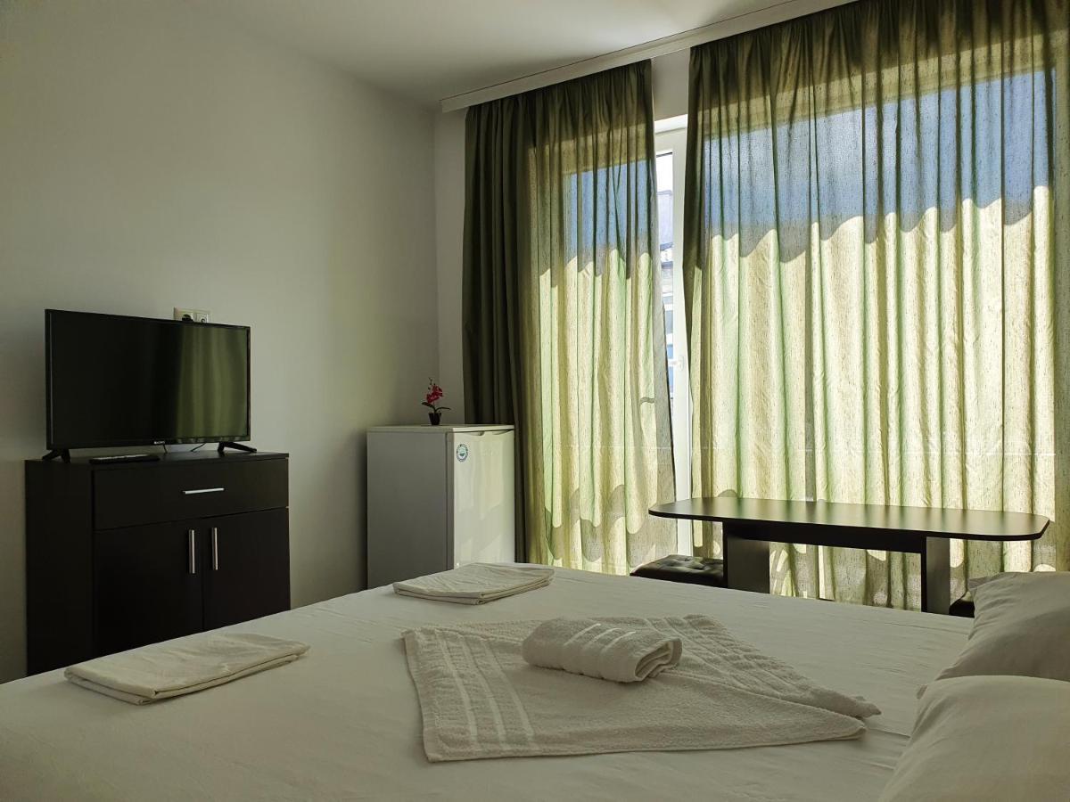 فندق Family House Manolov ابزور المظهر الخارجي الصورة