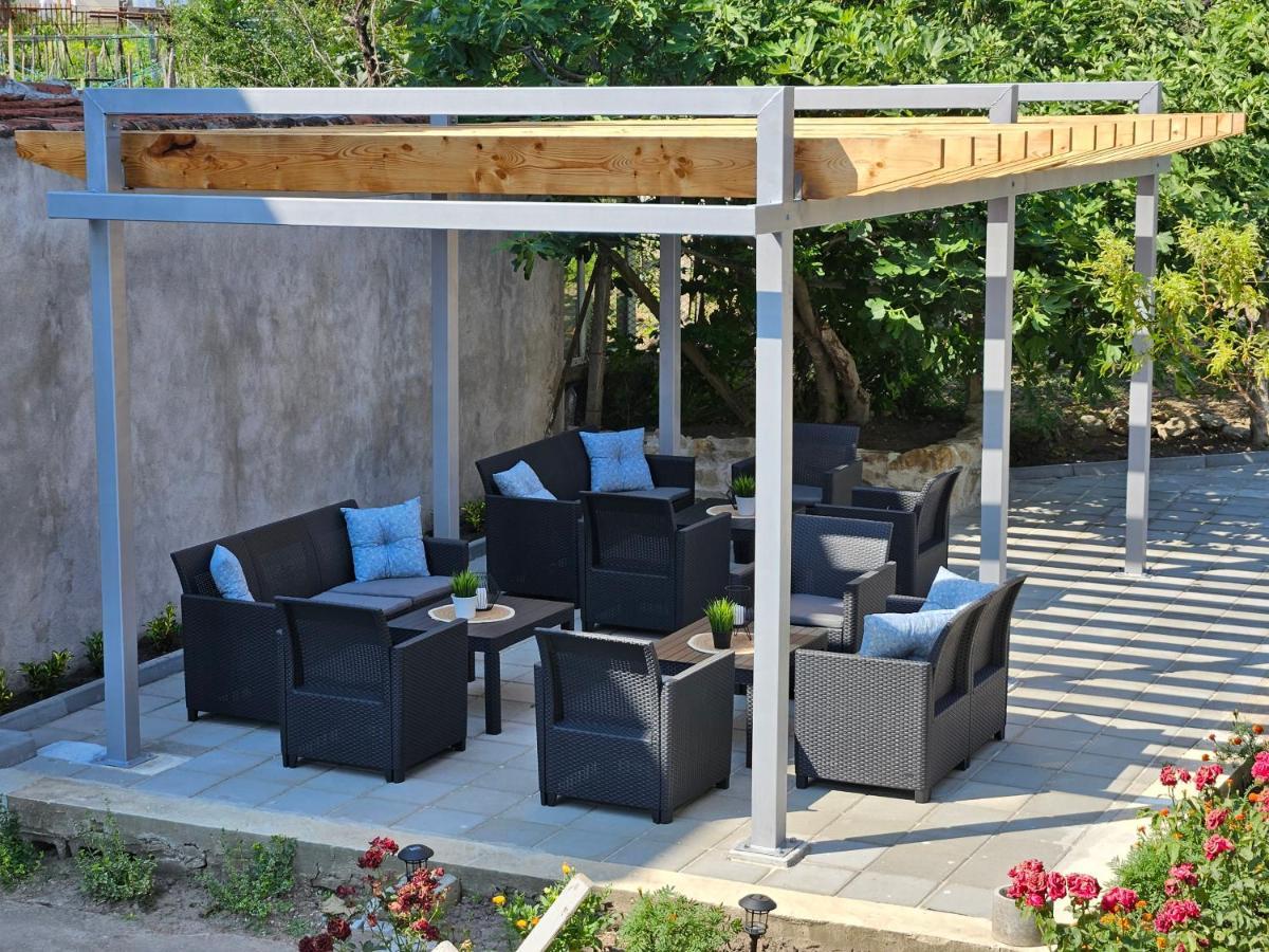 فندق Family House Manolov ابزور المظهر الخارجي الصورة