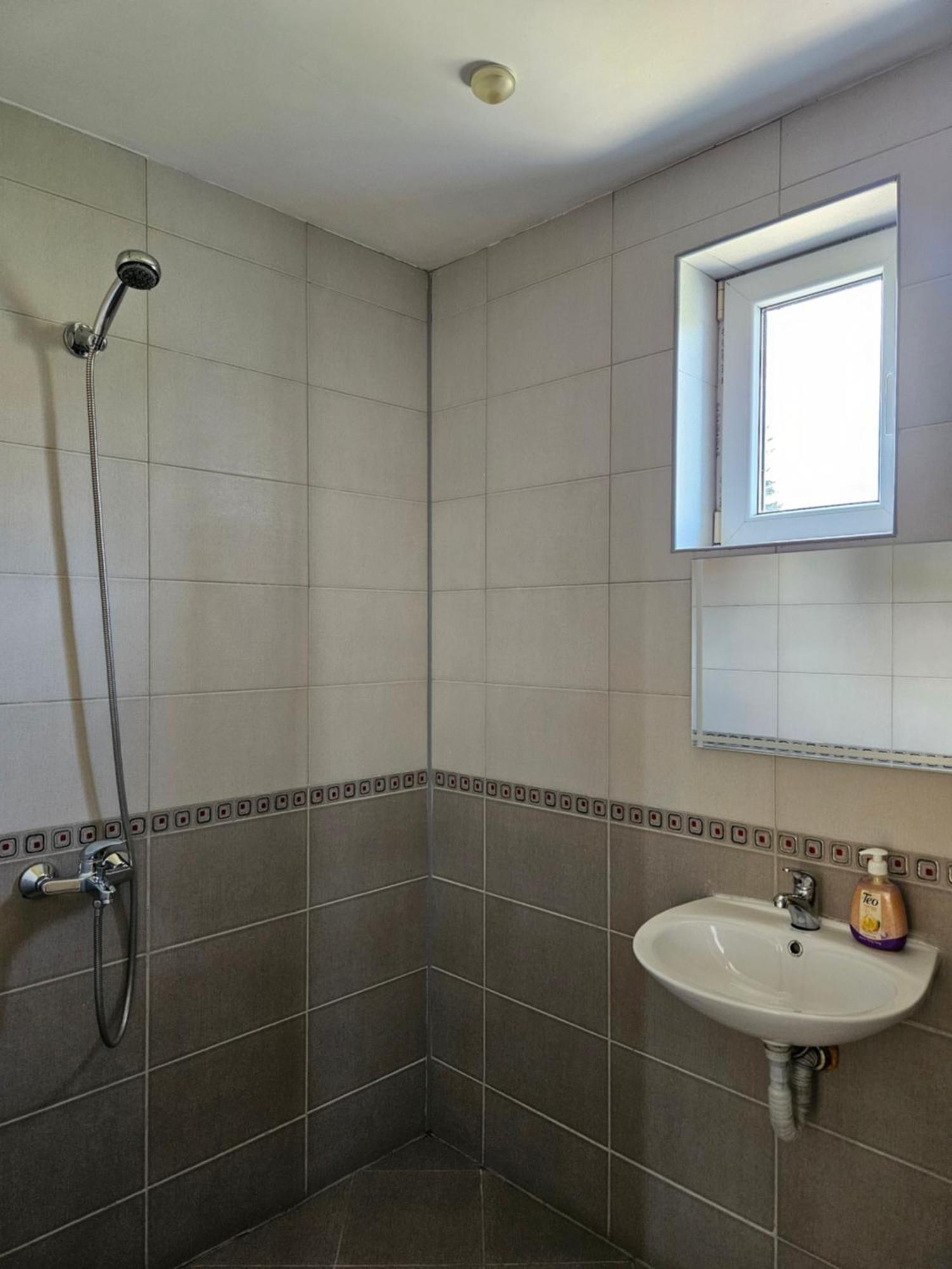 فندق Family House Manolov ابزور المظهر الخارجي الصورة