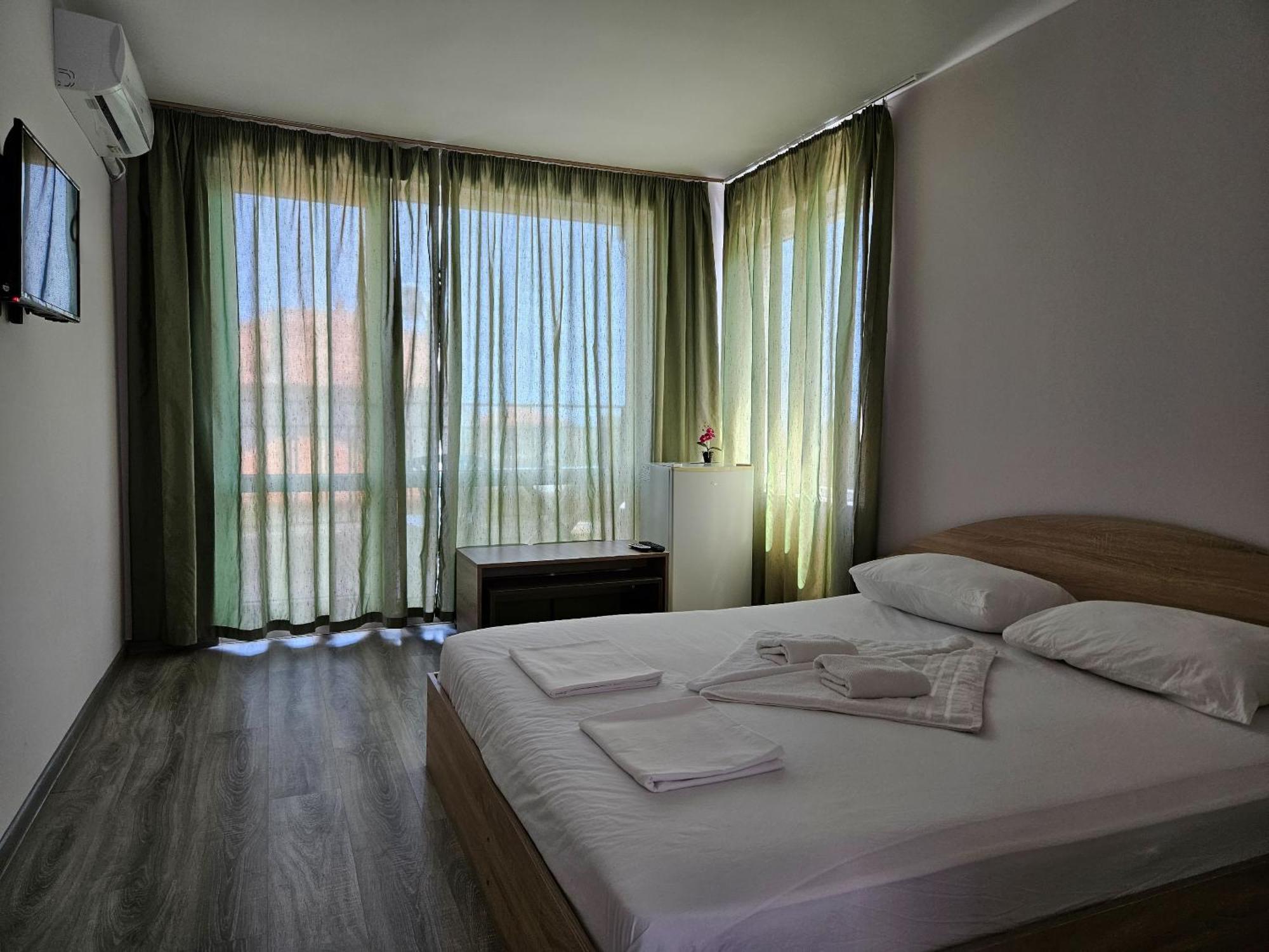 فندق Family House Manolov ابزور المظهر الخارجي الصورة