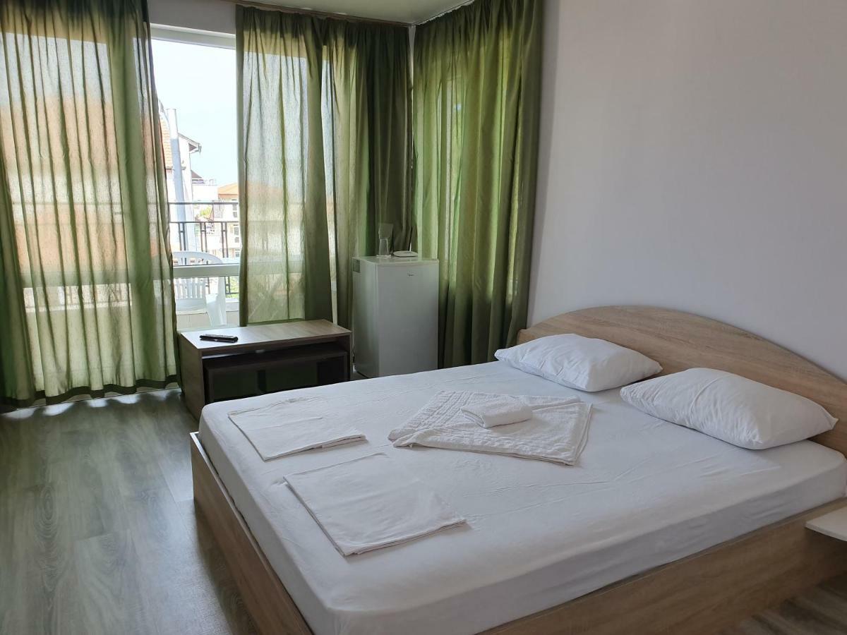 فندق Family House Manolov ابزور المظهر الخارجي الصورة